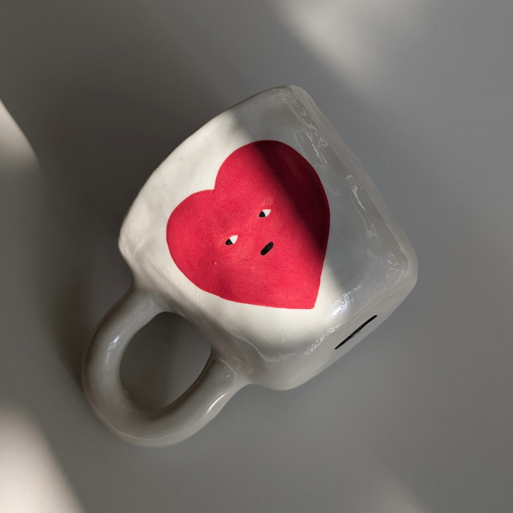 Kubek z czerwonym sercem