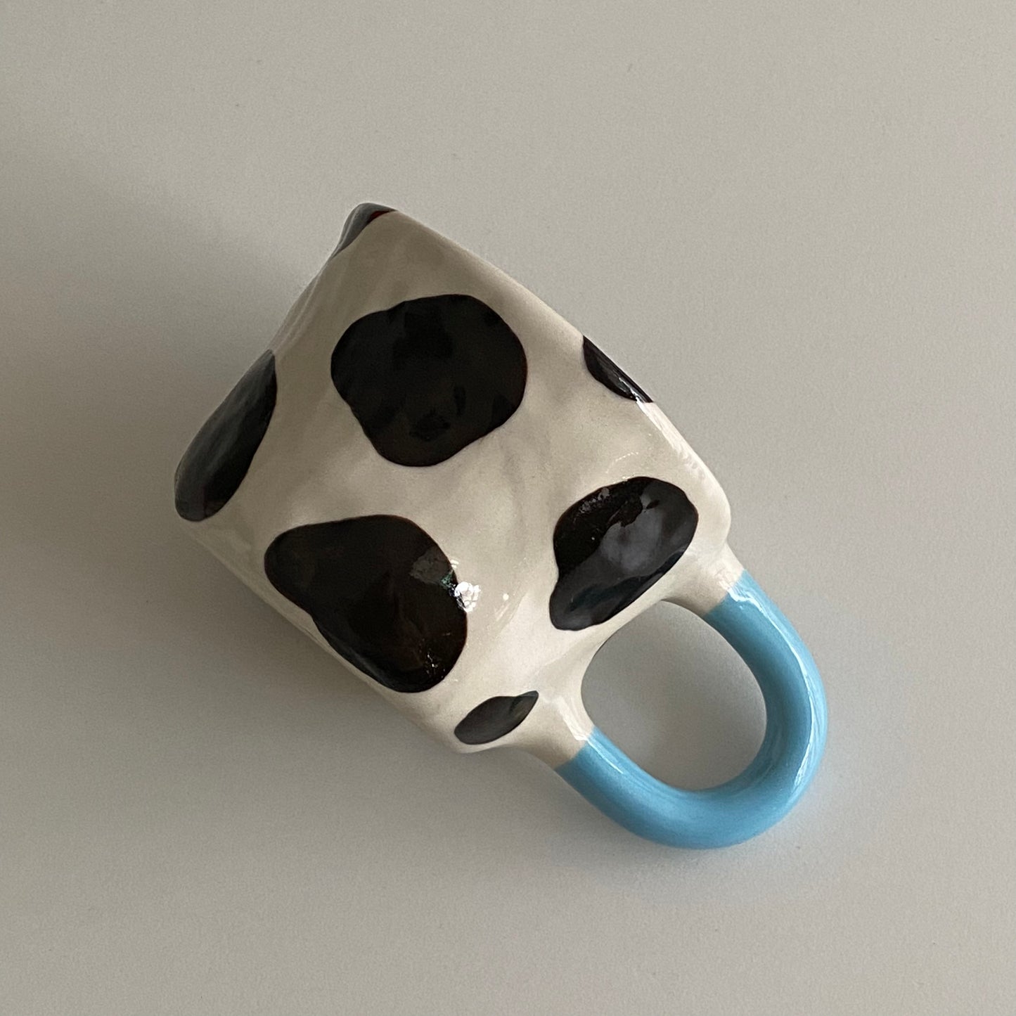 Kubek w krowie łaty